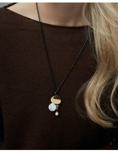 Collar de mujer de acero Ip dorado y cordón negro  2