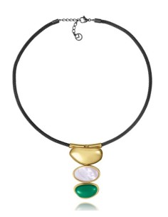 Collar de acero negro y dorado y piedra verde