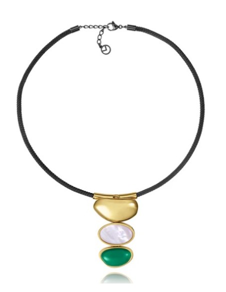 Collar de acero negro y dorado y piedra verde