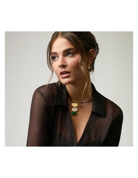 Collar de acero negro y dorado y piedra verde