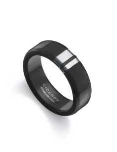 Anillo de acero Ip negro con detalle de acero