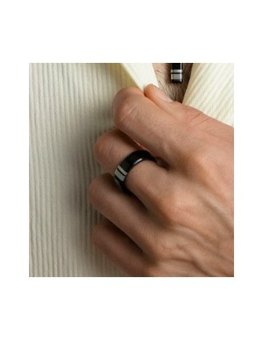 Anillo de acero Ip negro con detalle de acero