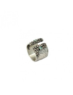 Anillo de plata con textura y circonitas
