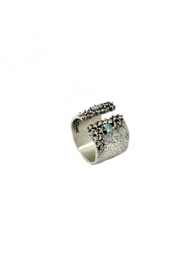 Anillo de plata con textura y circonitas