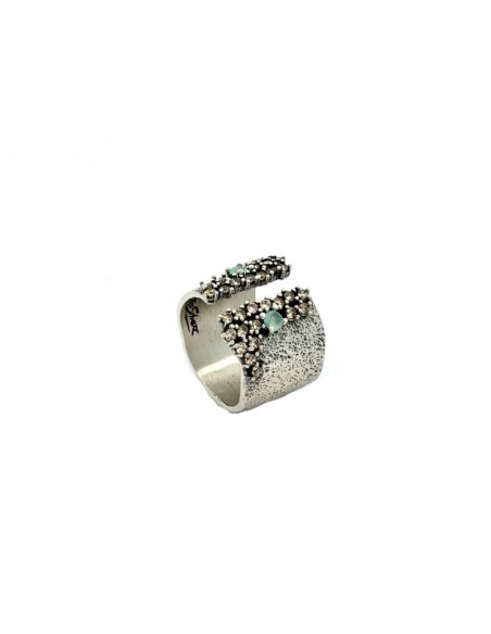 Anillo de plata con textura y circonitas