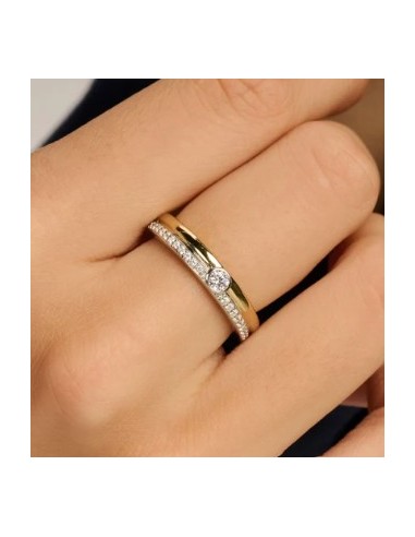 Anillo clásico de circonitas con contraste plata de 1ª ley