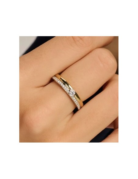 Anillo clásico de circonitas con contraste plata de 1ª ley