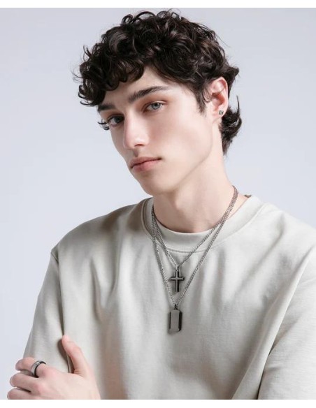 Pendientes de acero en forma de pirámide en negro