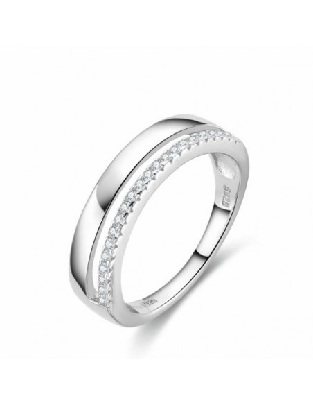 Anillo de Plata con Línea de Circonitas