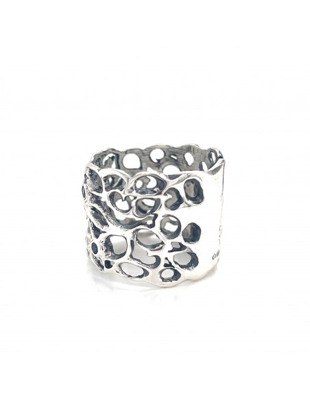 Anillo ancho en latón bañado en plata con diseño orgánico calado