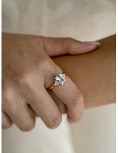 Anillo de oro amarillo de 18K con topacio azul y brillantes