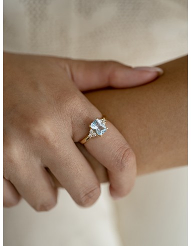Anillo de oro amarillo de 18K con topacio azul y brillantes