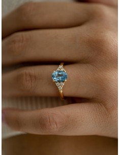 Anillo de oro amarillo de 18K con topacio azul oval y brillantes