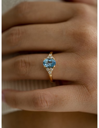Anillo de oro amarillo de 18K con topacio azul oval y brillantes